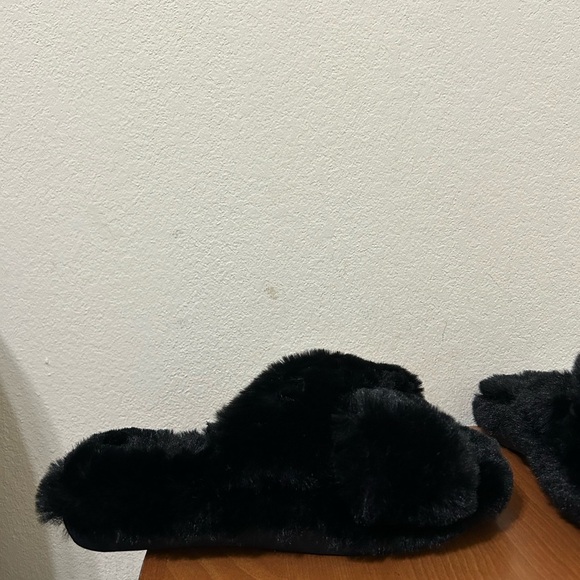 NEW Steve Madden Women's Faux Fur Criss Cross Slippers Black Size 7-8 Slip On - Picture 2 of 8